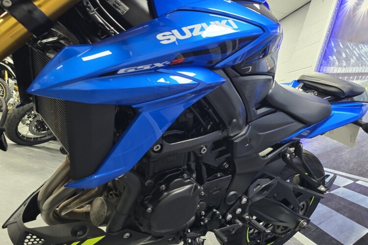 SUZUKI GSX-S750