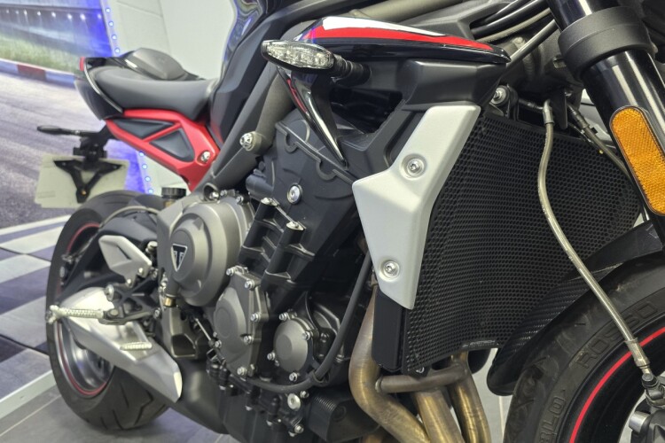 TRIUMPH STREET TRIPLE 765