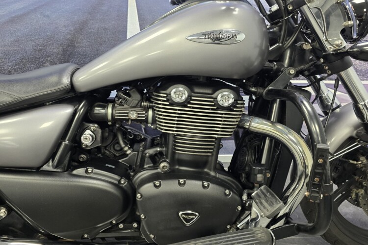 TRIUMPH THUNDERBIRD