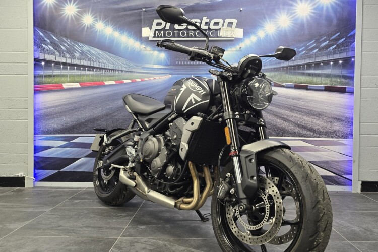 TRIUMPH TRIDENT 660