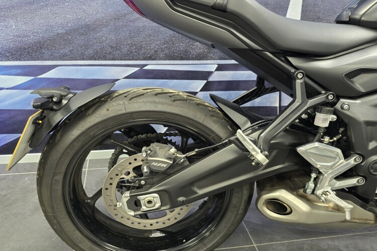TRIUMPH TRIDENT 660