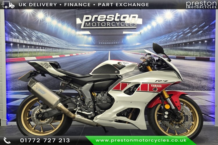 YAMAHA R7