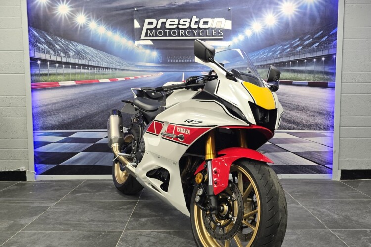 YAMAHA R7