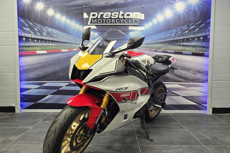 YAMAHA R7