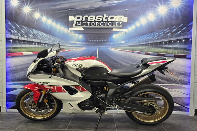 YAMAHA R7