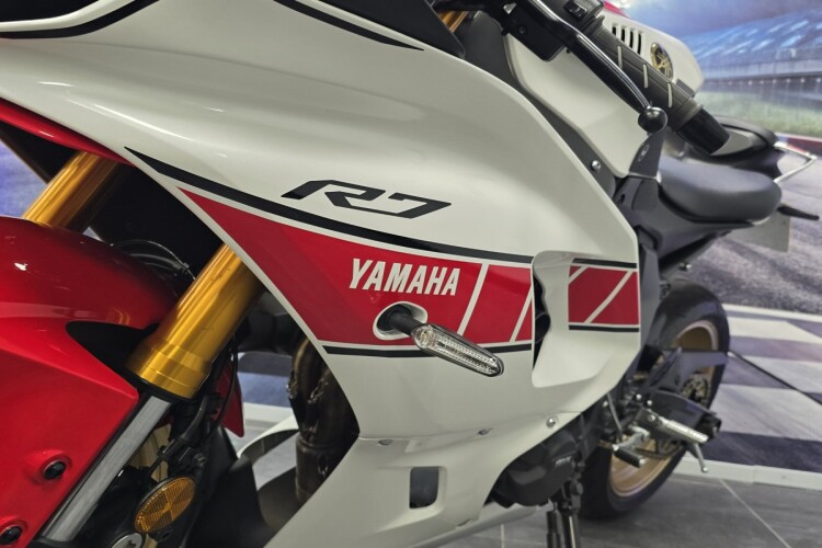 YAMAHA R7