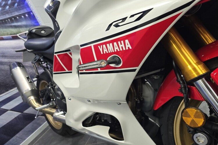 YAMAHA R7
