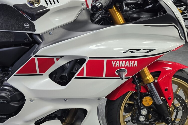 YAMAHA R7