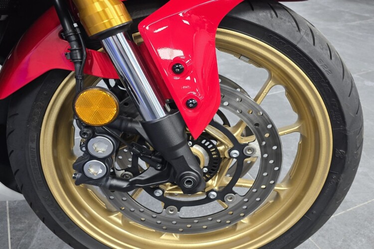YAMAHA R7