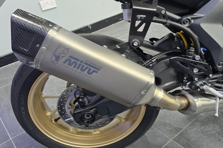 YAMAHA R7