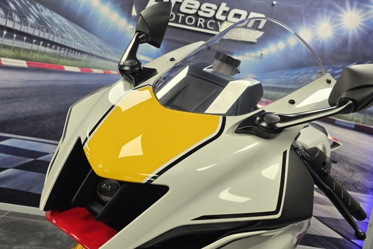 YAMAHA R7