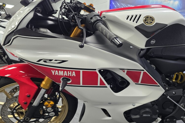 YAMAHA R7