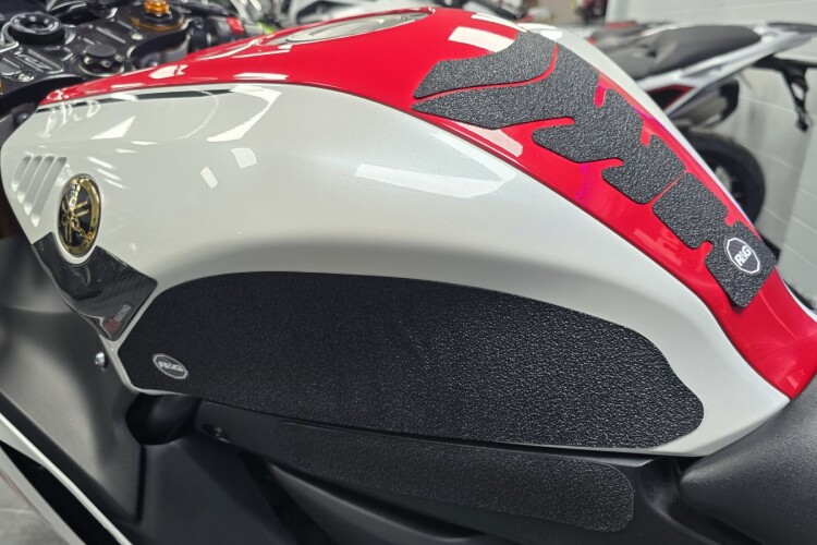 YAMAHA R7