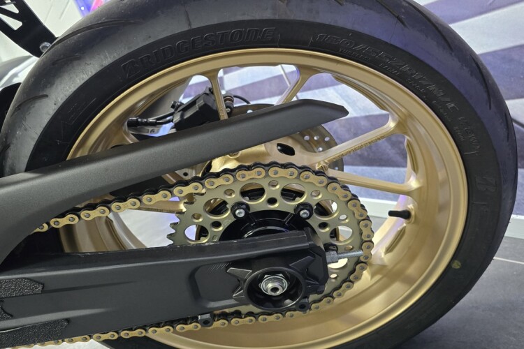 YAMAHA R7