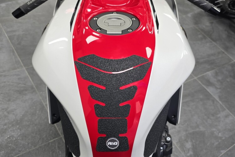 YAMAHA R7