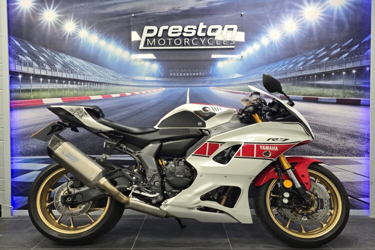 YAMAHA R7