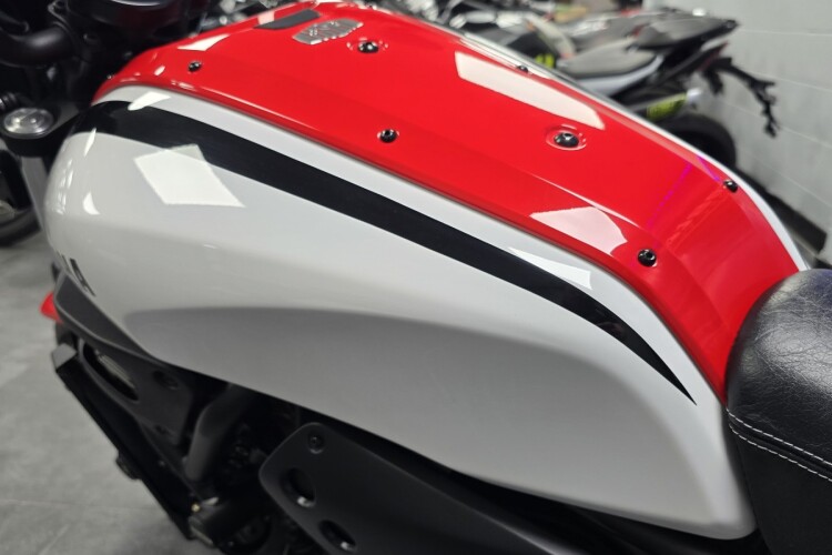 YAMAHA XSR700