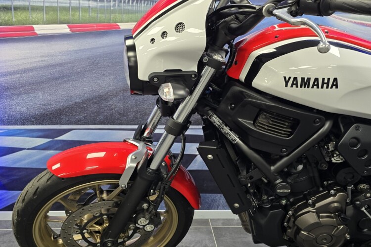 YAMAHA XSR700