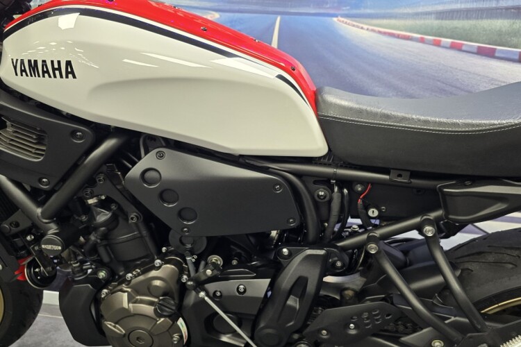 YAMAHA XSR700