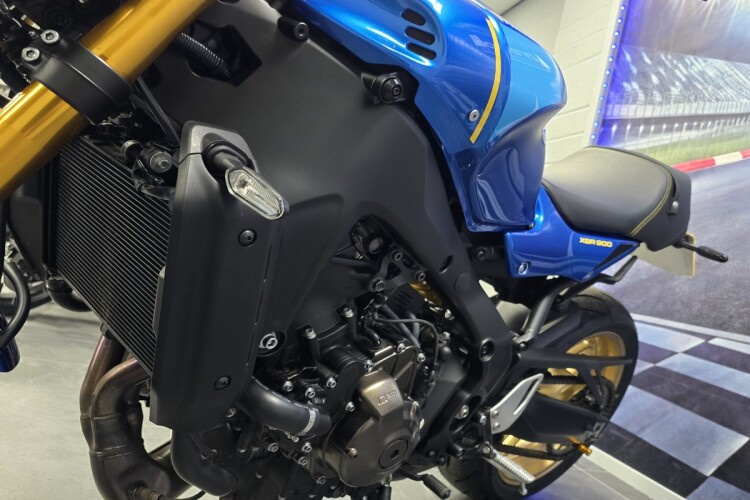 YAMAHA XSR900