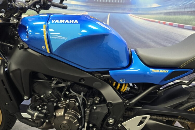 YAMAHA XSR900