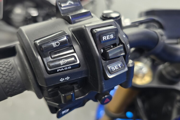YAMAHA XSR900