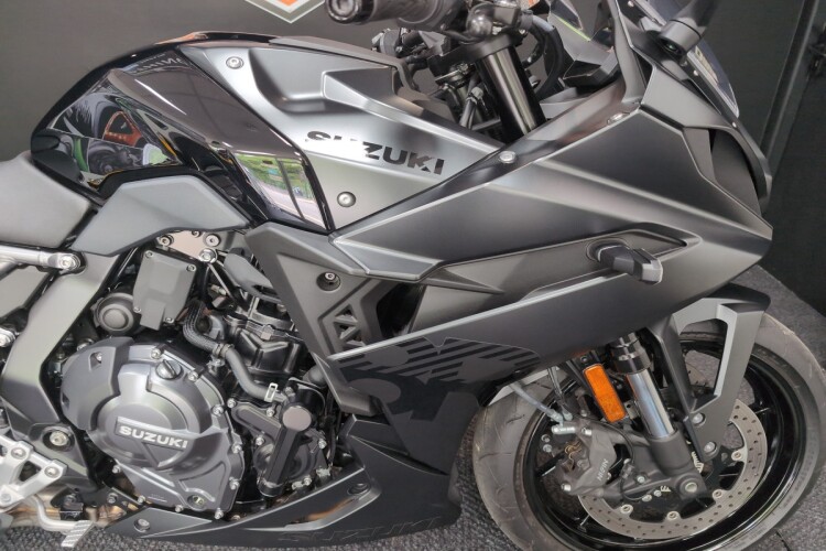 SUZUKI GSX-8R