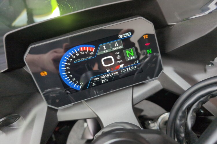 SUZUKI GSX-8R