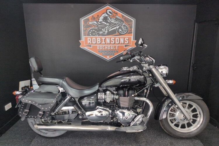 TRIUMPH BONNEVILLE AMERICA 865