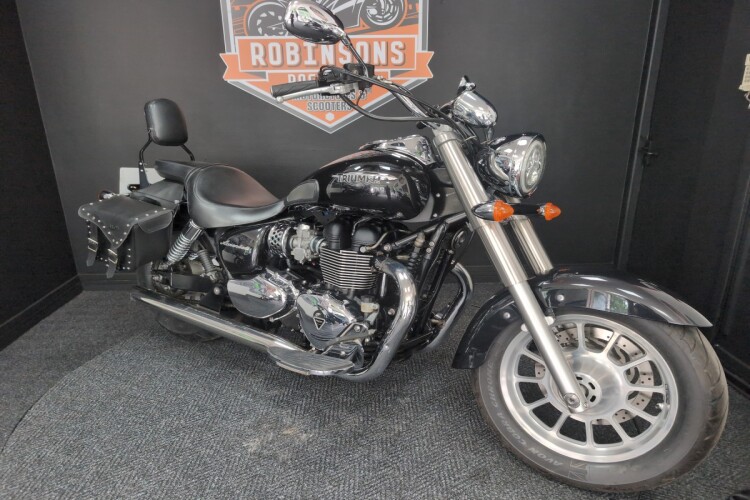 TRIUMPH BONNEVILLE AMERICA 865