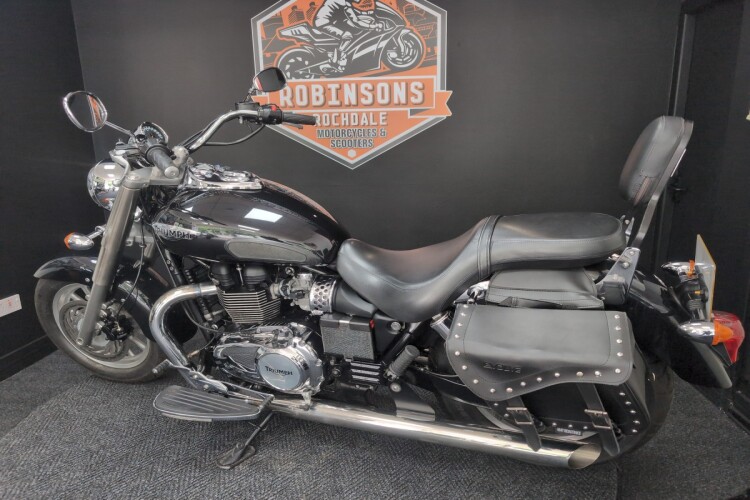 TRIUMPH BONNEVILLE AMERICA 865