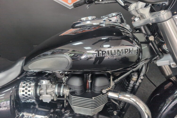 TRIUMPH BONNEVILLE AMERICA 865