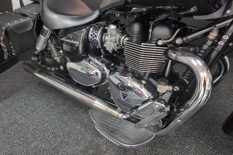 TRIUMPH BONNEVILLE AMERICA 865
