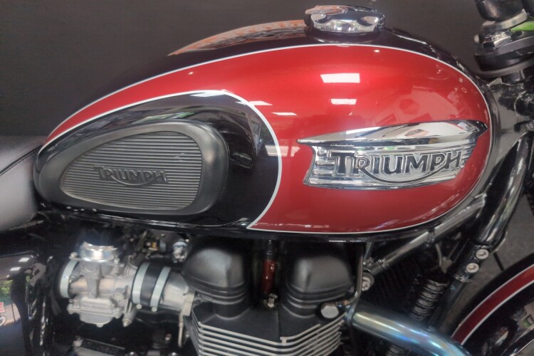 TRIUMPH BONNEVILLE T100