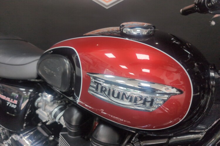 TRIUMPH BONNEVILLE T100