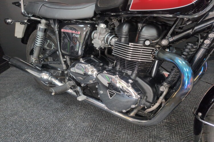TRIUMPH BONNEVILLE T100