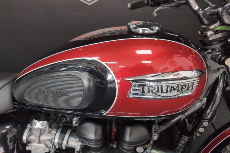 TRIUMPH BONNEVILLE T100