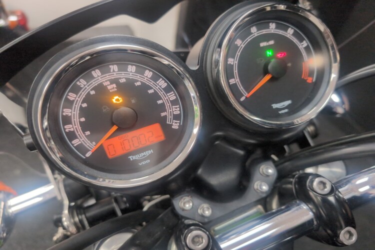 TRIUMPH BONNEVILLE T100