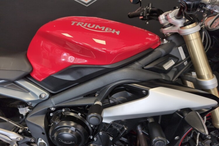 TRIUMPH STREET TRIPLE 675
