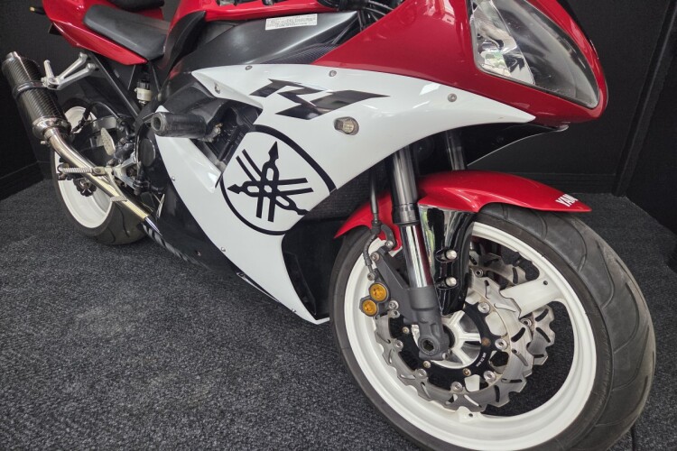 YAMAHA R1