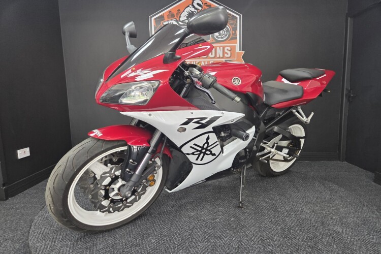 YAMAHA R1