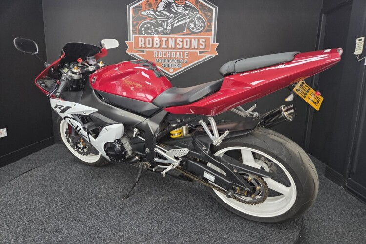 YAMAHA R1