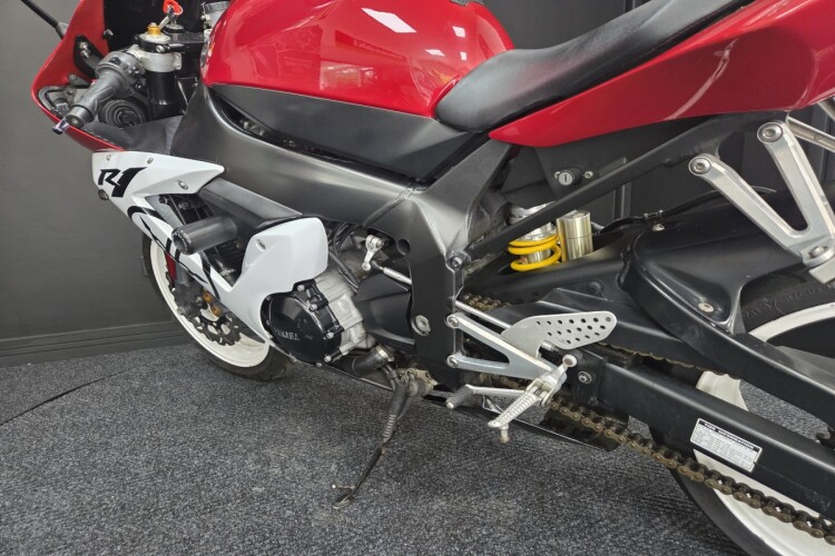 YAMAHA R1