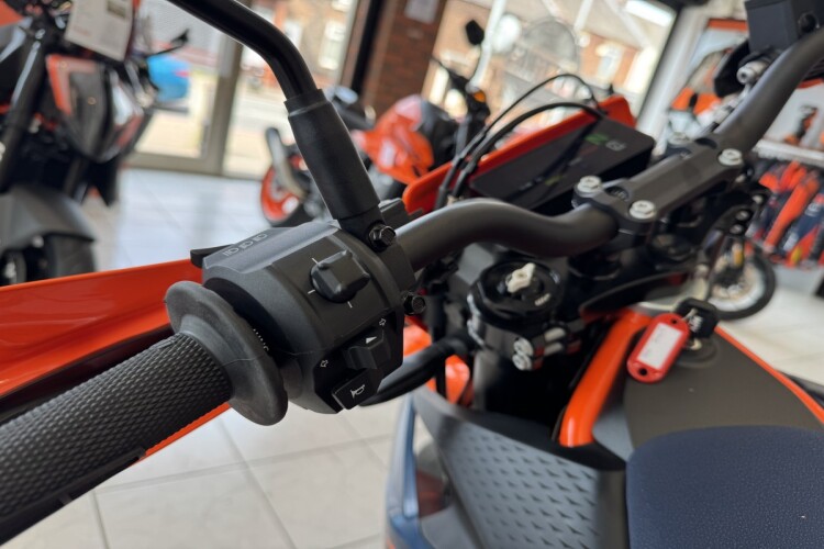 2026 KTM 690 SMC R, Orange - photo 8
