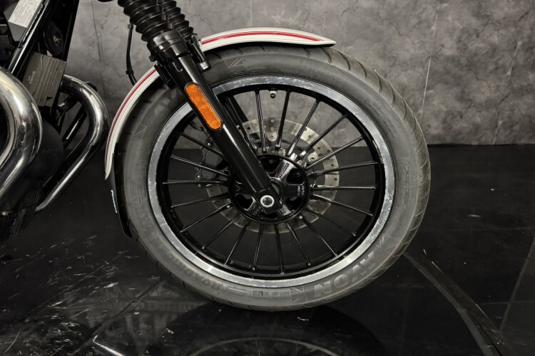 MOTO GUZZI V9