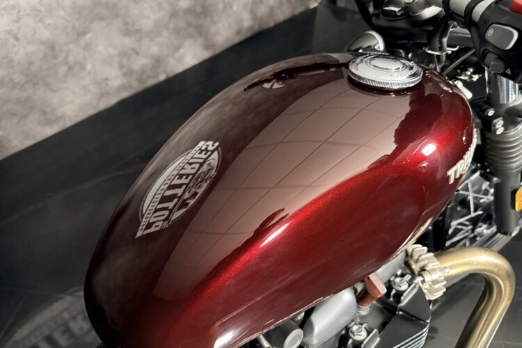 TRIUMPH BOBBER
