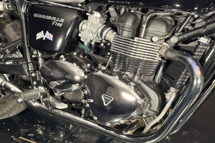 TRIUMPH BONNEVILLE T100