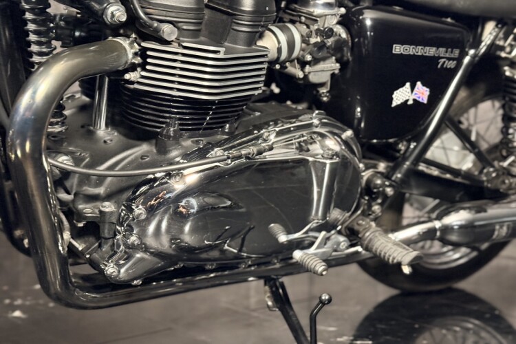 TRIUMPH BONNEVILLE T100