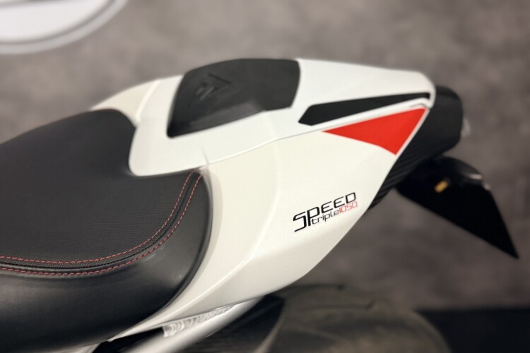 TRIUMPH SPEED TRIPLE 1050