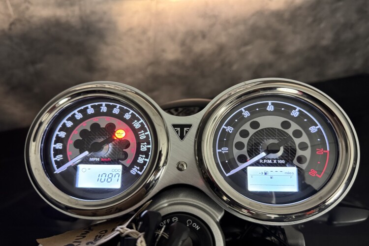 TRIUMPH SPEED TWIN 1200